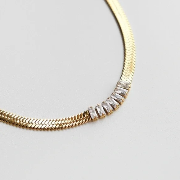 Baguette zirconia Herringbone Necklace| Gold plated Stainless Steel - Picture 2 of 3